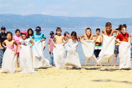 Altınkemer sahilinde engelli öğrenciler yarıştı