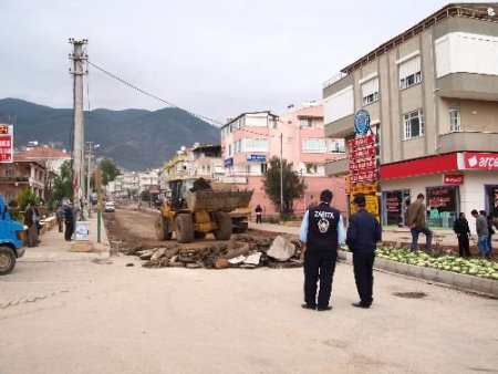 Altınoluk Beldesinde Cadde Yenileme Çalışmaları Yapılıyor