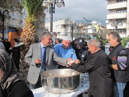 Altınoluk Belediyesi Aşure Dağıttı