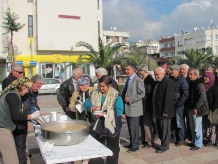 Altınoluk Belediyesi Aşure Dağıttı