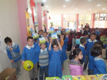 Altınyaylalı minikler bayram harçlıkları ile 3 bin adet kitap aldı