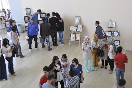 Alüminyum folyodan yaptıkları kabartma eserleri sergilediler