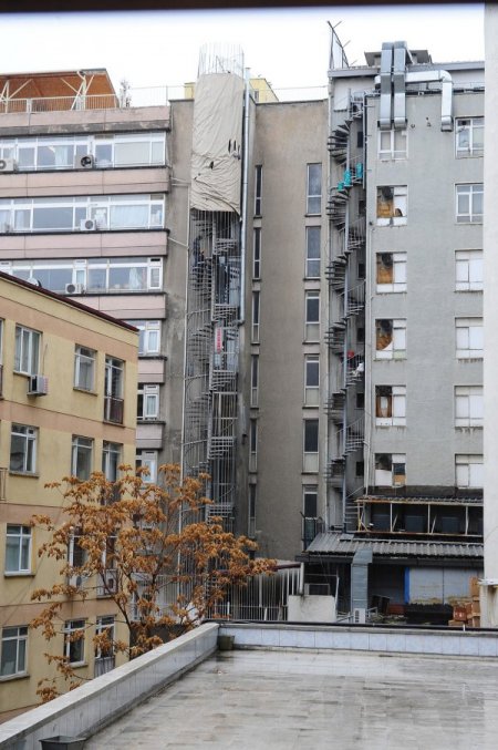 'Amacı dışında kullanılan yangın merdivenleri ölüme davetiye çıkarıyor'