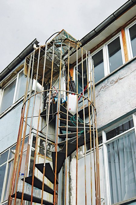 'Amacı dışında kullanılan yangın merdivenleri ölüme davetiye çıkarıyor'