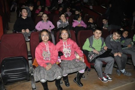 Amasya polisi 120 öğrenciyi sinema ile tanıştırdı