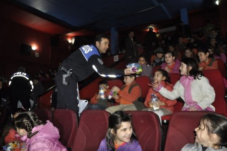 Amasya polisi 120 öğrenciyi sinema ile tanıştırdı