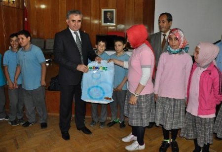 Amasya polisinden ihtiyaç sahibi öğrencilere kıyafet yardımı