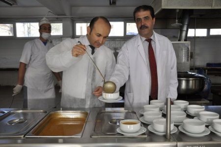 Amasya Üniversitesi 'öğrenciler derse aç geliyor' diye çorba dağıtmaya başladı