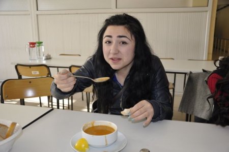 Amasya Üniversitesi 'öğrenciler derse aç geliyor' diye çorba dağıtmaya başladı