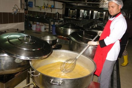 Amasya Üniversitesi 'öğrenciler derse aç geliyor' diye çorba dağıtmaya başladı