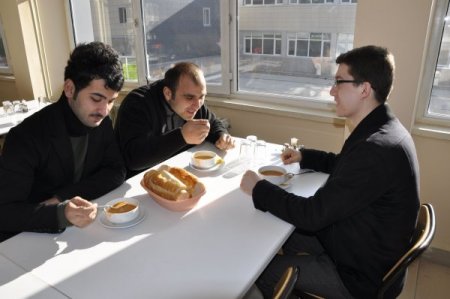 Amasya Üniversitesi 'öğrenciler derse aç geliyor' diye çorba dağıtmaya başladı