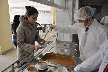 Amasya Üniversitesi 'öğrenciler derse aç geliyor' diye çorba dağıtmaya başladı