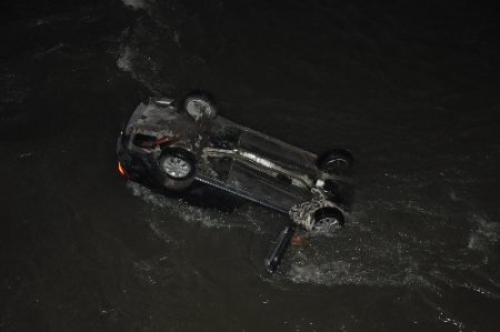Amasya’da otomobil ırmağa uçtu: 2 yaralı