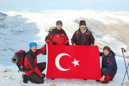 Amatör dağcılar Uludağ’ın zirvesinde Türk bayrağı açtı