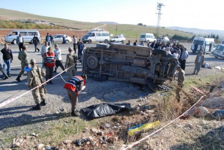 Amatör futbolcuları taşıyan minibüsün lastiği patladı: 1 ölü, 11 yaralı
