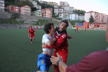 Amatör maçta 2 futbolcunun tartışmasına diğer oyuncular da katıldı