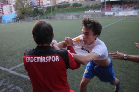 Amatör maçta 2 futbolcunun tartışmasına diğer oyuncular da katıldı