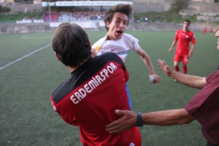 Amatör maçta 2 futbolcunun tartışmasına diğer oyuncular da katıldı