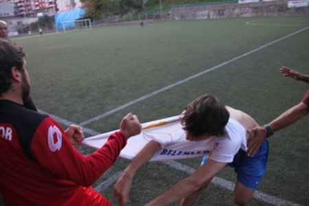 Amatör maçta 2 futbolcunun tartışmasına diğer oyuncular da katıldı