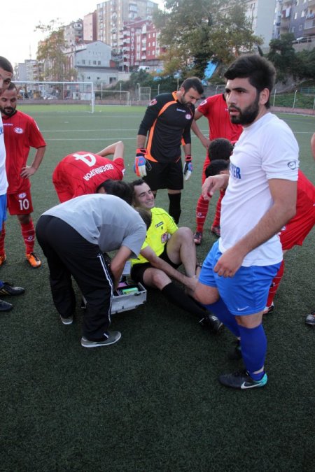 Amatör maçta 2 futbolcunun tartışmasına diğer oyuncular da katıldı