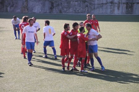 Amatör maçta 2 futbolcunun tartışmasına diğer oyuncular da katıldı