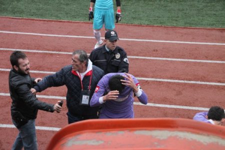 Amatör maçta çıkan olaylara polis biber gazıyla müdahale etti