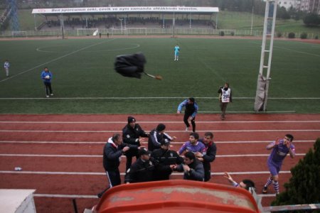 Amatör maçta çıkan olaylara polis biber gazıyla müdahale etti