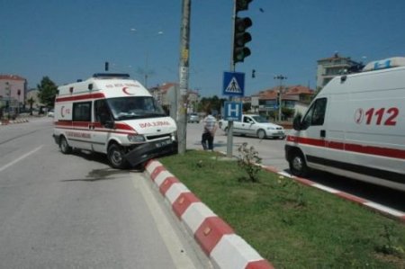 Ambulans, Otomobille Çarpıştı: 3 Yaralı