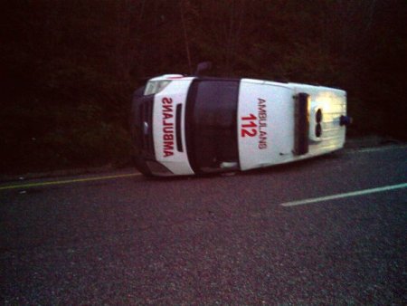 Ambulans kaza yaptı: 2 yaralı