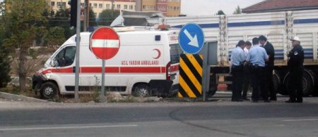 Ambulans kaza yaptı: 3 yaralı