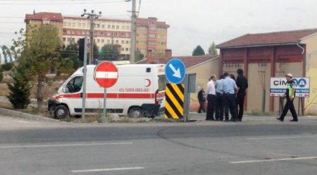 Ambulans kaza yaptı: 3 yaralı