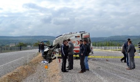 Ambulans kaza yaptı: 4 sağlık görevlisi yaralandı, hasta kurtarılamadı