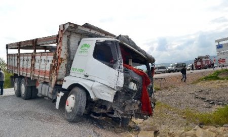 Ambulans kaza yaptı: 4 sağlık görevlisi yaralandı, hasta kurtarılamadı