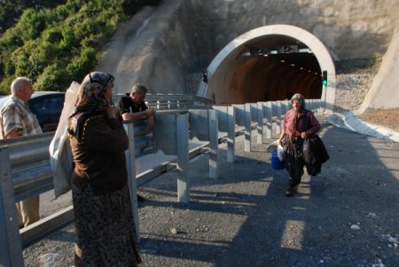 Ambulans Olay Yerine Giremeyince, Yaralı Sedyeyle 1 Kilometre Taşındı