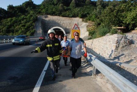 Ambulans Olay Yerine Giremeyince, Yaralı Sedyeyle 1 Kilometre Taşındı