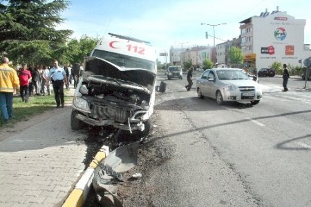 Ambulans otomobile çarptı: 4 yaralı