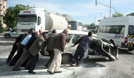 Ambulans otomobile çarptı: 4 yaralı