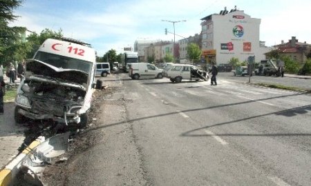 Ambulans otomobile çarptı: 4 yaralı