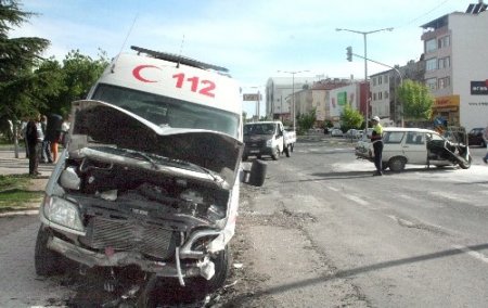 Ambulans otomobile çarptı: 4 yaralı
