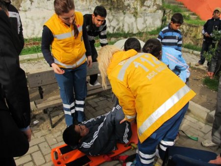 Ambulans pazaryerine giremeyince yaralı öğrenci sedye ile taşındı