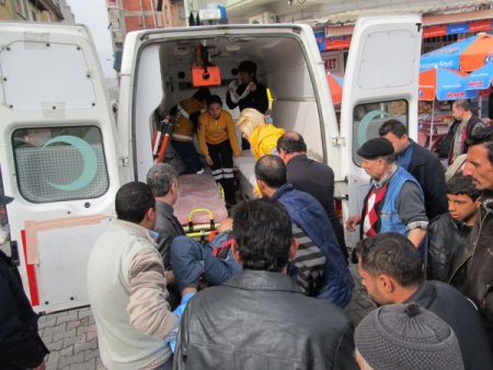 Ambulans pazaryerine giremeyince yaralı öğrenci sedye ile taşındı