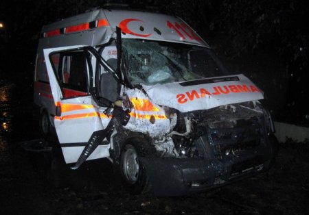 Ambulans yolcu minibüsüyle çarpıştı: 3 yaralı