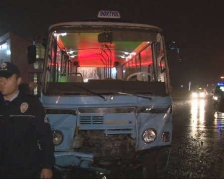 Ambulans yolcu minibüsüyle çarpıştı: 3 yaralı