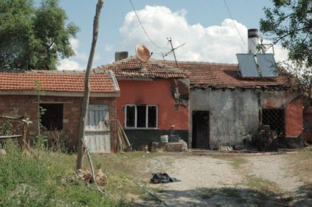 Amcasının Eşini Kolonya İle Yaktı