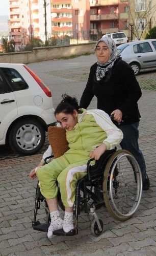 Ameliyat Sonrası Kızları Felç Olan Ailenin Açtığı Dava 5 Yıldır Sonuçlanmadı