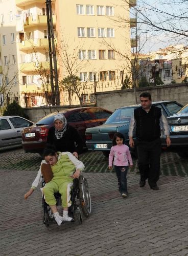 Ameliyat Sonrası Kızları Felç Olan Ailenin Açtığı Dava 5 Yıldır Sonuçlanmadı