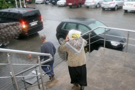 Ameliyatlı Ayağıyla Oy Kullanmaya Geldi