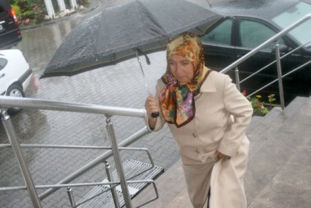 Ameliyatlı Ayağıyla Oy Kullanmaya Geldi