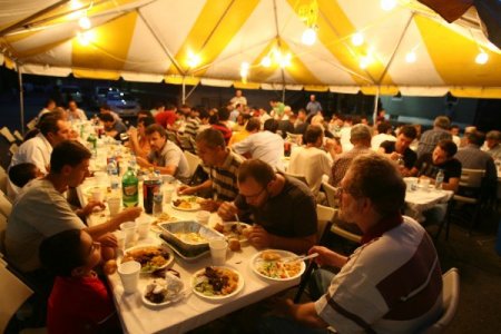 Amerika'daki Camilerde İftar Sofraları Dolup Taşıyor