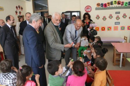 Amerikalı arkadaşı buluşma yerine gelmeyince okul yaptırmaya karar verdi